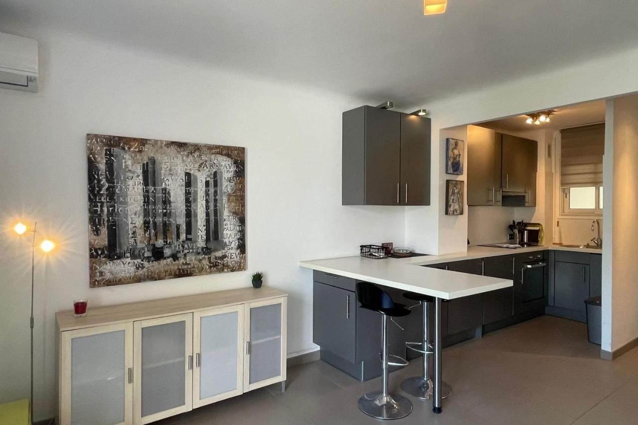 Fully Equipped Beachfront Studio In The Heart Of The City Center Bd Leclerc อองทีบส์ ภายนอก รูปภาพ